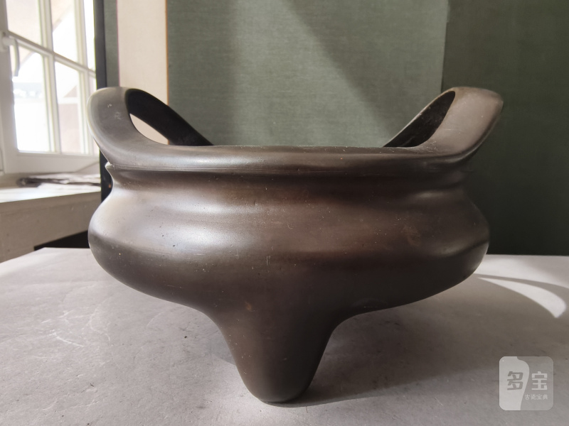 A tripod bronze incense burner with handles on the rim - 图8